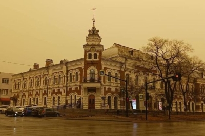 Sky turns bright orange over Far Eastern Russian city