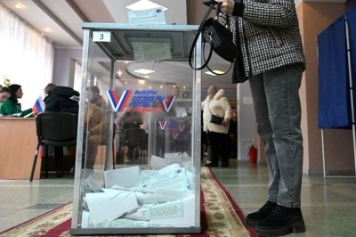 Woman tries to destroy votes in Moscow